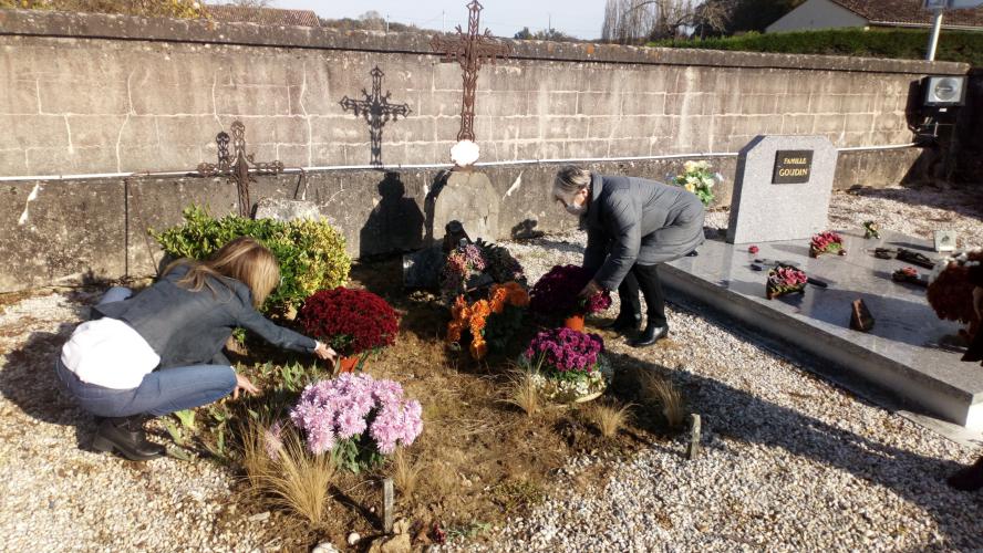 Dépôt de gerbe sur les tombes des soldats morts pour la France.